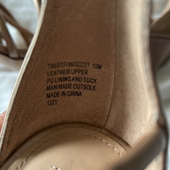 Steve Madden barely worn straps heels. Perfect for an evening out - Picture 5 of 5